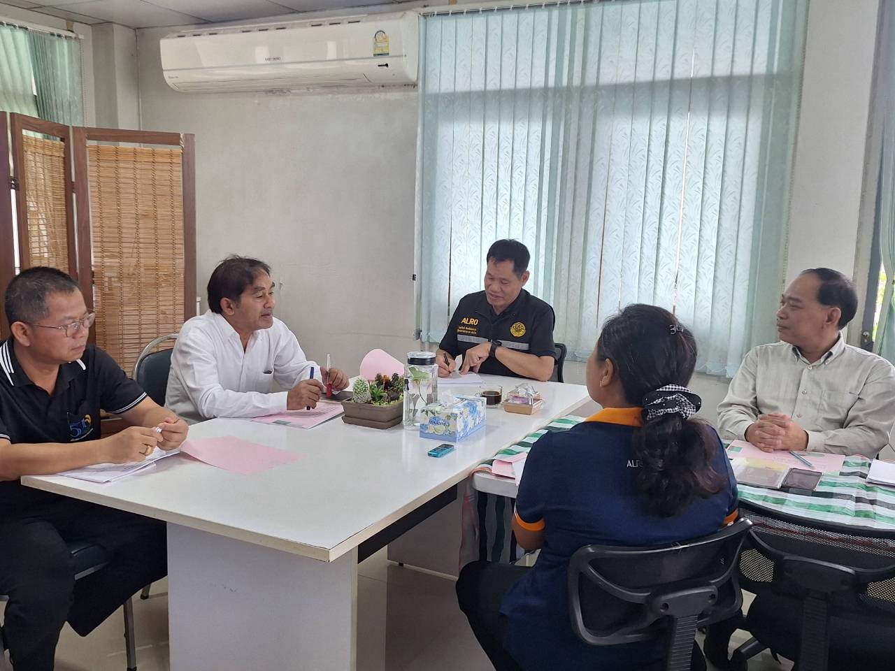 title - ผู้ตรวจราชการ ส.ป.ก. ลงพื้นที่จังหวัดสกลนคร ประชุมติดตามความก้าวหน้าผลการดำเนินงาน พร้อมตรวจเยี่ยมให้กำลังใจเกษตรกรในเขตปฏิรูปที่ดิน 